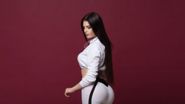 Kylie Jenner Embraces Her Toned-Down Look Without Makeup and Hair Extensions in New Selfie